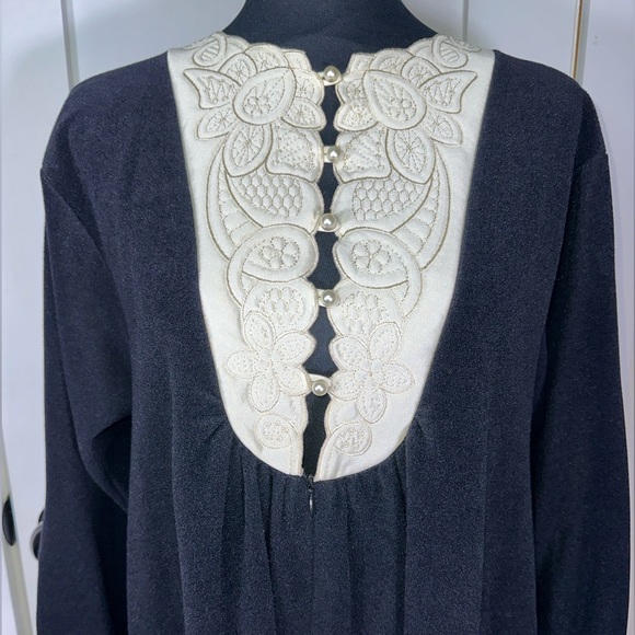 Vintage Vanity Fair Black and Ivory Women's Robe - Picture 3 of 9